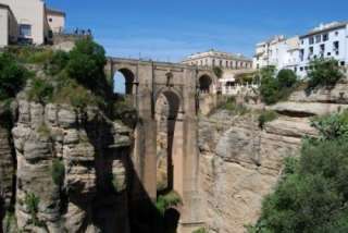 zicht door kloof in de stad Ronda